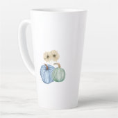 Herfst esthetische pompoenen en bloemen latte mok (Linkerhoek)