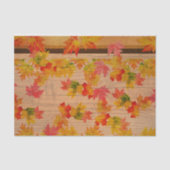 Herfst herfst maple lekt op schuurhout tissuepapier (Voorkant)