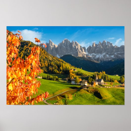 Herfst in een Dolomietenlandschap met een kerk Poster (Voorkant)