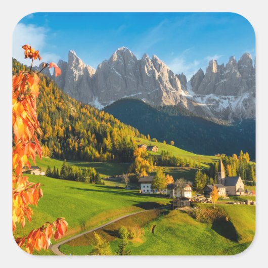 Herfst in een Dolomietenlandschap met een kerk Vierkante Sticker (Voorkant)