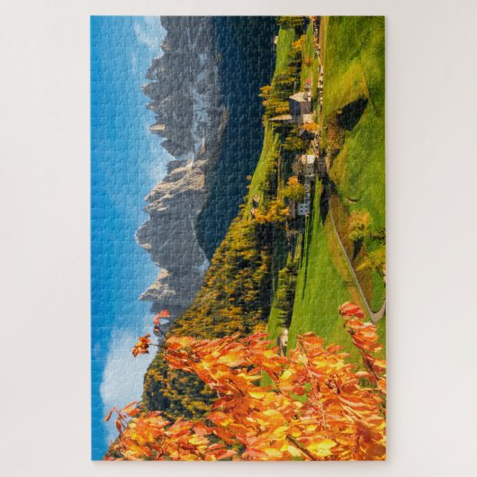 Herfst in het berglandschap Dolomites met kerk Legpuzzel (Verticaal)