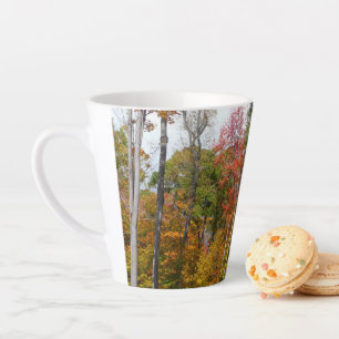 Herfst in het bos Kleurrijke herfstfotografie Latte Mok