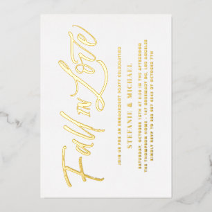 Herfst in liefde belettering gouden verlovingsfees folie uitnodiging