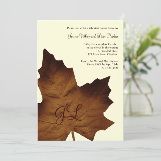 Herfst Monogrammed Rehearsal Dinner Invite (bruin) Kaart (Staand voorkant)