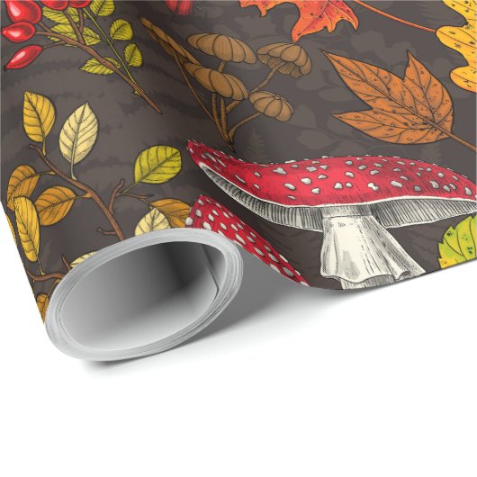 Herfst paddenstoelen, bladeren, noten en bessen op cadeaupapier (Rol Hoek)