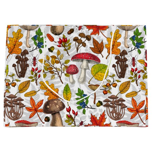 Herfst paddenstoelen, bladeren, noten en bessen op groot cadeauzakje (Voorkant)