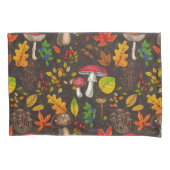 Herfst paddenstoelen, bladeren, noten en bessen op kussensloop (Voorkant-Links)
