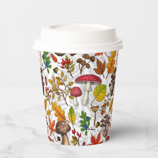 Herfst paddenstoelen, bladeren, noten en bessen op papieren bekers (Links)