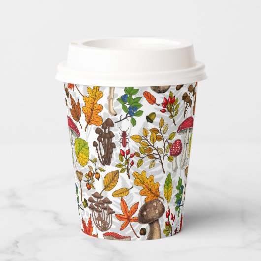 Herfst paddenstoelen, bladeren, noten en bessen op papieren bekers (Achterkant)