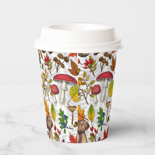 Herfst paddenstoelen, bladeren, noten en bessen op papieren bekers (Rechts)