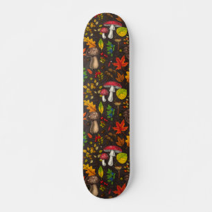 Herfst paddenstoelen, bladeren, noten en bessen op skateboard