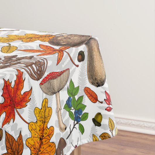 Herfst paddenstoelen, bladeren, noten en bessen op tafelkleed (Voorbeeld)