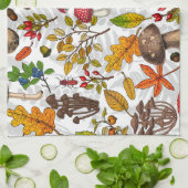 Herfst paddenstoelen, bladeren, noten en bessen op theedoek (Gevouwen)