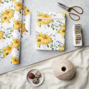 Herfst pompoen, zonnebloemen en groen cadeaupapier