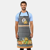 Herfst pompoenen op zwarte gingham monogrammed schort (Gedragen)
