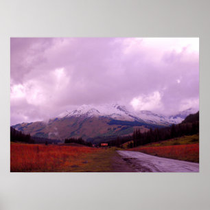 Herfst Rode Velden Onder Een Stormachtige Bergheme Poster