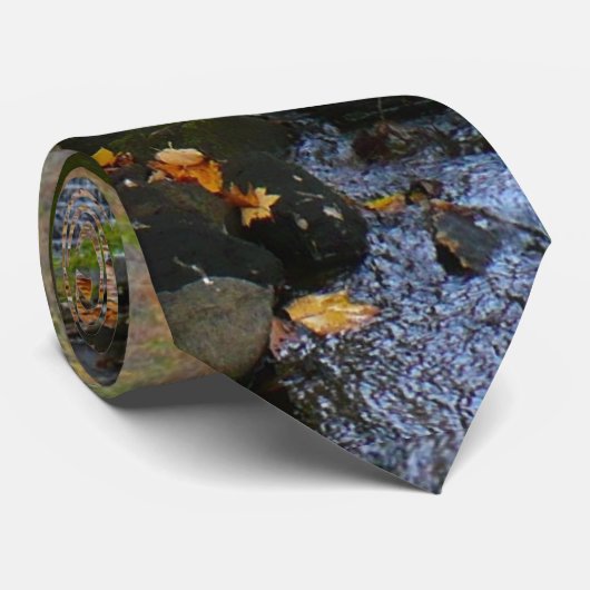 Herfst Waterfall en Creek Pennsylvania Natuur Stropdas (Opgerold)