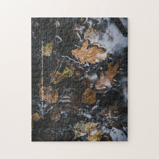 Herfstbladeren en eikels in mysterieuze wateren legpuzzel (Verticaal)