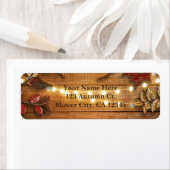 Herfstbladeren en slingerlichtjes op rustig hout etiket (Insitu)