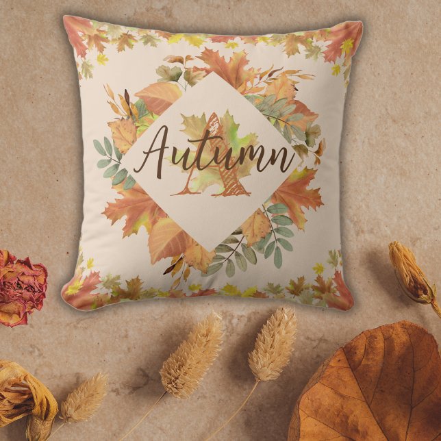 Herfstbladeren: esdoornbladeren en monogram kussen (Autumn Leaves: Maple Leaves and Monogram Throw Pillow Front)