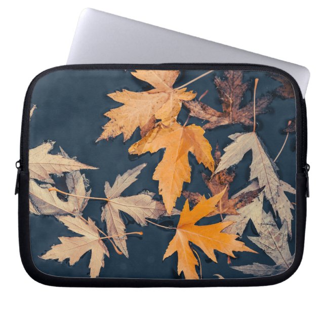Herfstbladeren in het water laptop sleeve (Voorkant)
