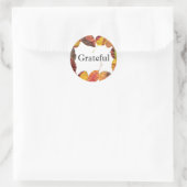 Herfstbladeren omringen dankbare typografie ronde sticker (Tas)
