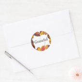 Herfstbladeren omringen dankbare typografie ronde sticker (Envelop)