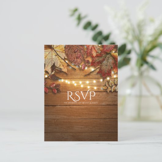 Herfstbladeren & slingerlichtjes op roestig hout R Uitnodiging Briefkaart (Staand voorkant)