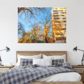 Herfstbomen en de gevel van het gebouw canvas afdruk (Insitu (Slaapkamer))