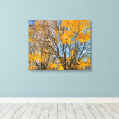 Herfstbomen in het stadsbeeld canvas afdruk (Insitu (Houten vloer))