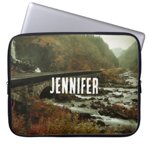 Herfstbos en rivierlandschap laptop sleeve