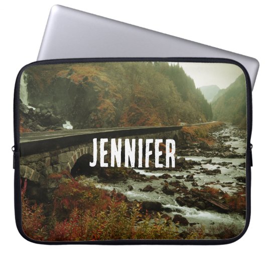 Herfstbos en rivierlandschap laptop sleeve (Voorkant)