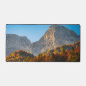 Herfstbos onder de bergen bureaumat (Voorkant)