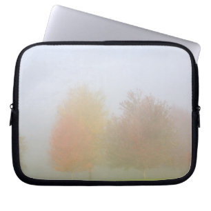 Herfsten in nevel laptop sleeve