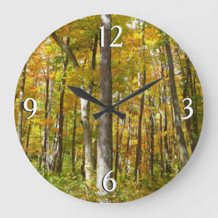 Herfstlandschap van bos met gele bladeren grote klok
