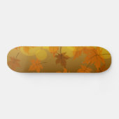 Herfstpatroon met vallende esdoornbladeren en boke skateboard (Horizontaal)