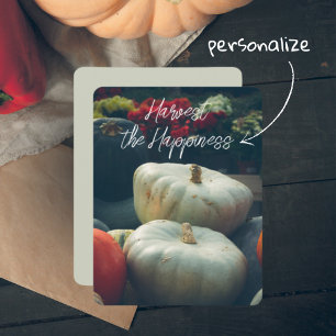Herfstpompoenen in een rustieke tuin feestdagenkaart
