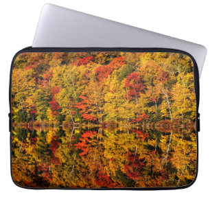 Herfstreflectie op Russell Pond New Hampshire Laptop Sleeve