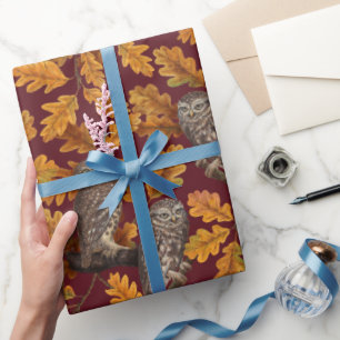 Herfstuilen op donkerrood cadeaupapier