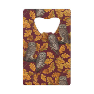 Herfstuilen op donkerrood kredietkaart flessenopener