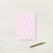 Herhalende naam met harten Schattige Girly Pink Post-it® Notes (Op bureau)