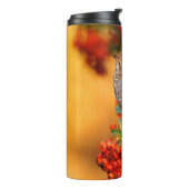 Hermit Thrush Songbird op Scarlet Firethorn Thermosbeker (Gedraaid links)