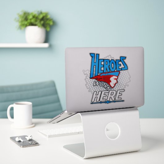 Heroes werkt hier VinylSticker Sticker (Laptop op bureau)