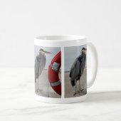 Héron bleu debout sur Life Ring on Beach Mug (Devant droit)