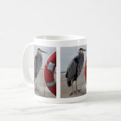 Héron bleu debout sur Life Ring on Beach Mug (Devant gauche)