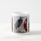 Héron bleu debout sur Life Ring on Beach Mug (Centre)