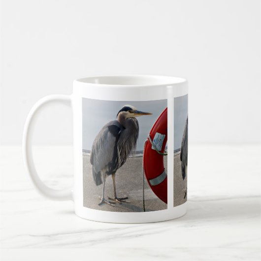 Héron bleu debout sur Life Ring on Beach Mug (Gauche)