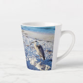 Héron bleu sur la plage Latte Mug (Droite)