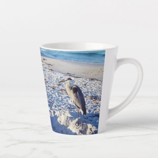 Héron bleu sur la plage Latte Mug (Droite)
