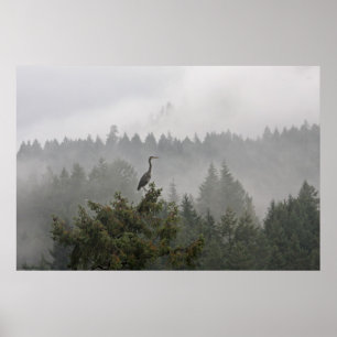 Heron in een Misty Mountain Landscape Poster